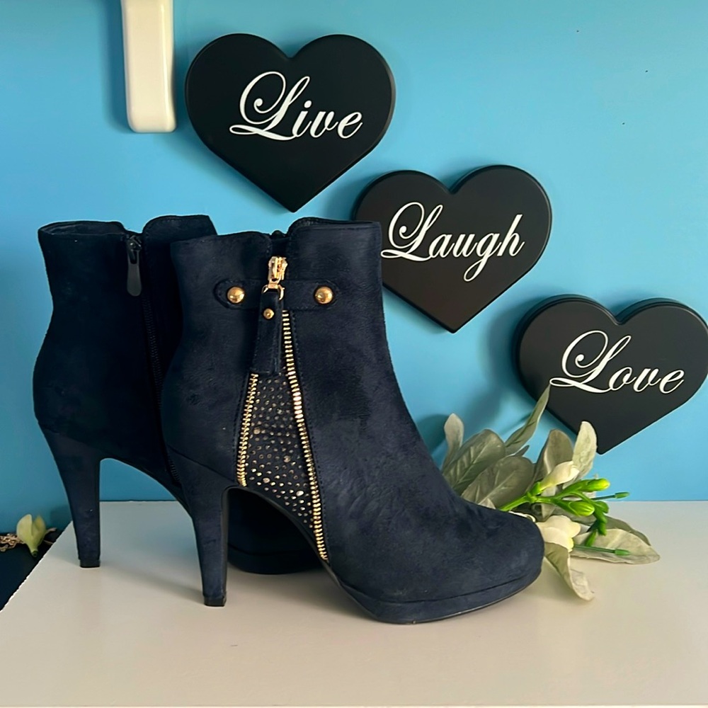 Dream pairs women’s navy blue zip back booties size 8.